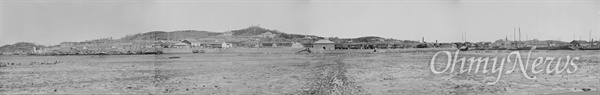 1901년 6월 신축한 제물포구락부 건물이 보이고, 1905년 준공된 제임스 존스턴 별장의 모습은 아직 없는 것으로 미루어 1901년에서 1905년 사이에 촬영된 것으로 추측된다. 현존하는 인천항 파노라마 사진 중 가장 오래된 것이다.
