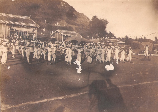 1921년 추정 남해 이동초교의 운동회.