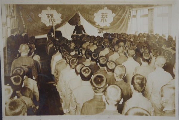 1940년 창원 완월초교 졸업식 장면.