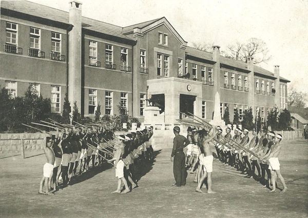1942년 통영초교 군사훈련.