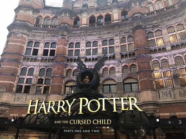  <해리포터와 저주 받은 아이> 공연이 진행 중인 영국 런던 팔라스 극장.