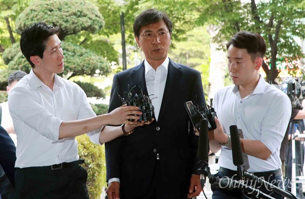 정무비서에 대한 성폭력 혐의로 기소된 안희정 전 충남도지사가 지난 8월 14일 오전 서울서부지방법원에서 열린 1심 선고공판에 출석하고 있다.