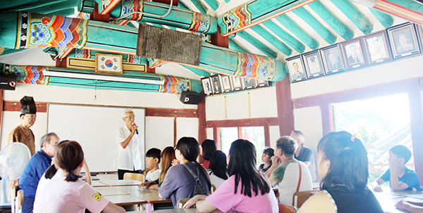 응봉초등학교 학생들이 대흥향교에서 이동기 전교의 인사말을 듣고 있다. 