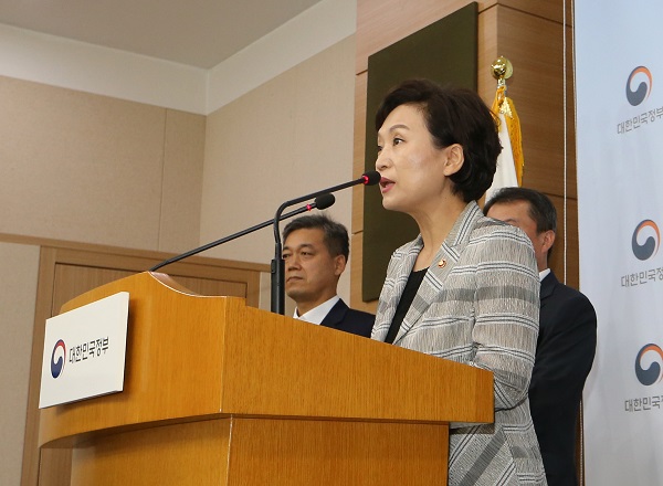 14일 김현미 국토교통부 장관은 정부서울청사에서 긴급 안전진단을 받지 못한 BMW 차량에 대해 운행정지명령을 내리겠다고 발표했다. 