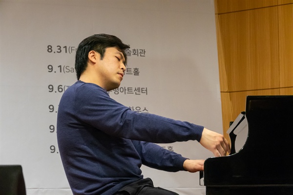 김선욱 피아니스트 김선욱이 오는 31일부터 시작되는 리사이틀을 앞두고 14일 오전 서울 종로구 문호아트홀에서 기자간담회를 열고 이번 리사이틀 프로그램을 설명했다.