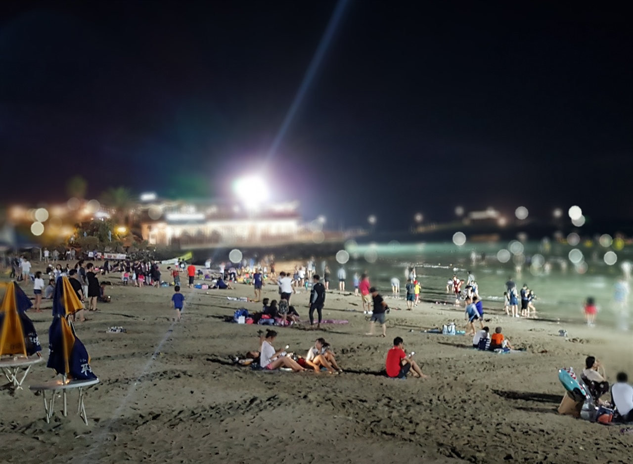함덕해변에서 야간 해수욕을 즐기는 도민과 관광객들