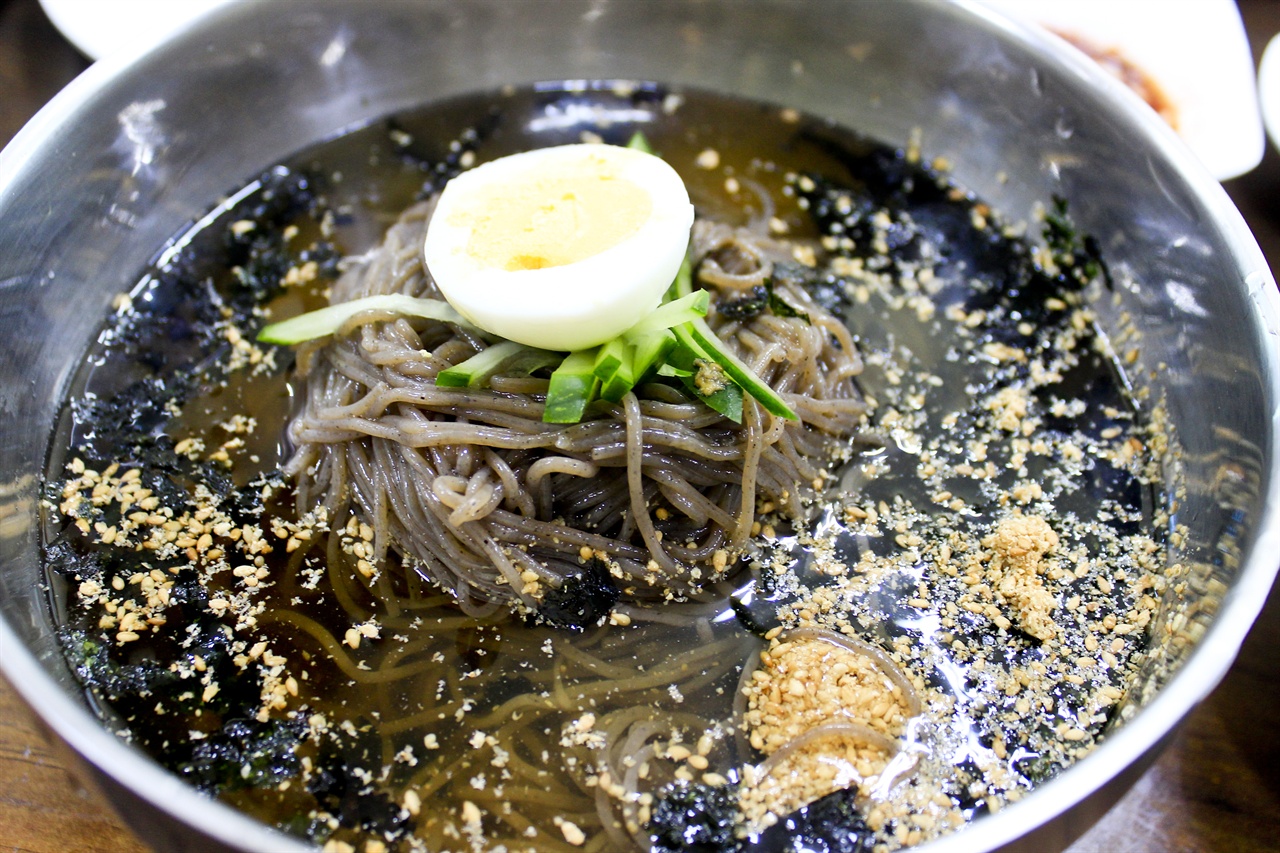 막국수는 심심한 맛 그 자체가 매력이다.