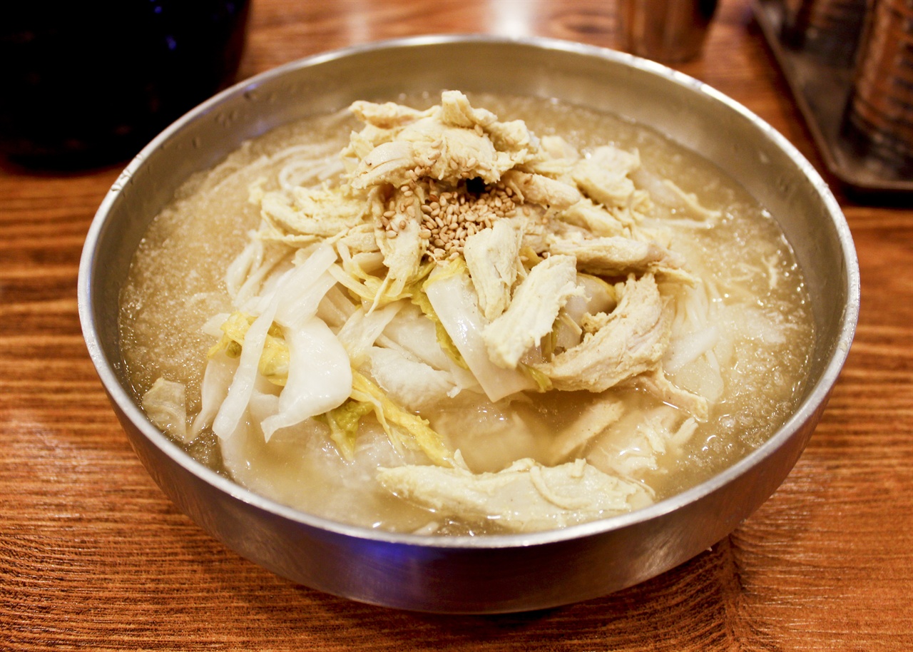 초계국수 한 젓가락이면 집 나갔던 입맛도 다시 돌아온다.