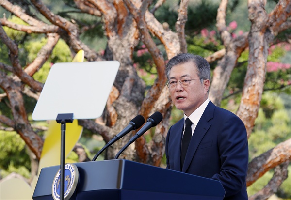 문재인 대통령이 14일 충남 천안 국립 망향의 동산에서 열린 일본군 위안부 피해자 기림의 날 기념식에서 기념사하고 있다.