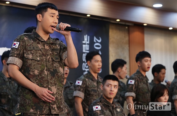 '신흥무관학교' 김성규, 육군 이병답게! 이병 김성규가 14일 오후 서울 용산 육군회관에서 열린 뮤지컬 <신흥무관학교> 제작발표회에서 노래시연을 하고 있다. <신흥무관학교>는 항일 독립 전쟁의 선봉에 섰던 '신흥무관학교'를 배경으로, 모든 것을 바치고 일제에 항거하며 격변의 시대를 살았던 청년들의 치열한 삶을 담아낸 작품이다. 9월 9일부터 22일까지 공연.