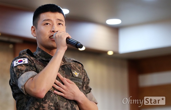 '신흥무관학교' 강하늘, 항일 독립의 마음 담아! 상병 강하늘(본명 김하늘)이 14일 오후 서울 용산 육군회관에서 열린 뮤지컬 <신흥무관학교> 제작발표회에서 노래시연을 하고 있다. <신흥무관학교>는 항일 독립 전쟁의 선봉에 섰던 '신흥무관학교'를 배경으로, 모든 것을 바치고 일제에 항거하며 격변의 시대를 살았던 청년들의 치열한 삶을 담아낸 작품이다. 9월 9일부터 22일까지 공연.