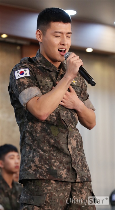 '신흥무관학교' 강하늘, 항일 독립의 마음 담아! 상병 강하늘(본명 김하늘)이 14일 오후 서울 용산 육군회관에서 열린 뮤지컬 <신흥무관학교> 제작발표회에서 노래시연을 하고 있다. <신흥무관학교>는 항일 독립 전쟁의 선봉에 섰던 '신흥무관학교'를 배경으로, 모든 것을 바치고 일제에 항거하며 격변의 시대를 살았던 청년들의 치열한 삶을 담아낸 작품이다. 9월 9일부터 22일까지 공연.