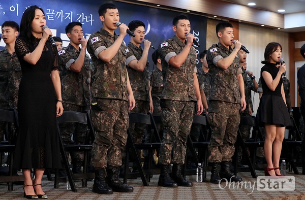 '신흥무관학교' 항일 독립전쟁의 선봉! 이병 김성규, 상병 지창욱, 상병 강하늘(본명 김하늘)과 출연 배우들이 14일 오후 서울 용산 육군회관에서 열린 뮤지컬 <신흥무관학교> 제작발표회에서 노래 시연을 하고 있다. <신흥무관학교>는 항일 독립 전쟁의 선봉에 섰던 '신흥무관학교'를 배경으로, 모든 것을 바치고 일제에 항거하며 격변의 시대를 살았던 청년들의 치열한 삶을 담아낸 작품이다. 9월 9일부터 22일까지 공연.