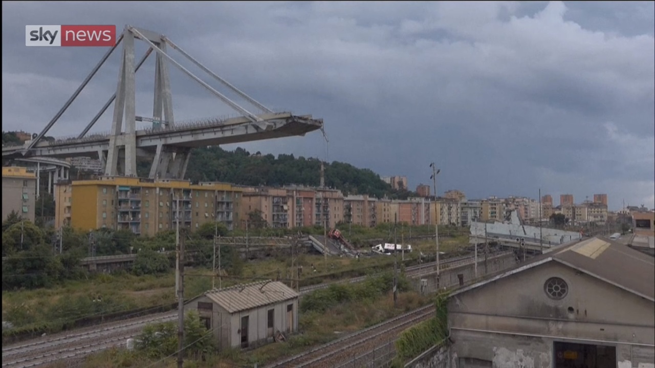 이탈리아 제노바에서 고가도로 일부가 무너지는 대형참사가 발생했다. 사진은 교량 일부가 무너져 철도 위에 떨어진 사진