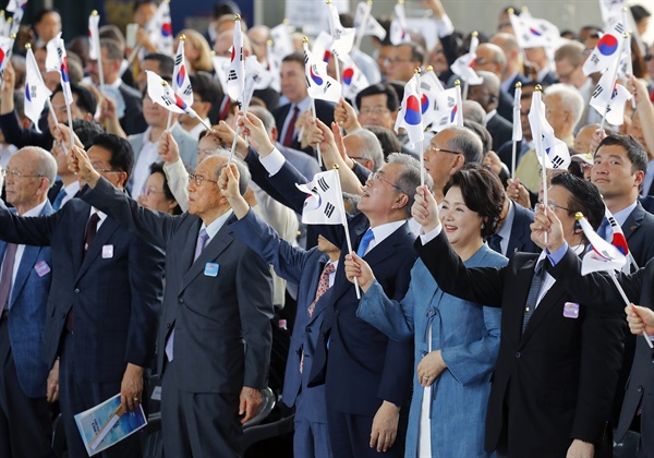 (서울=연합뉴스) 배재만 기자 = 문재인 대통령과 부인 김정숙 여사가 15일 오전 서울 용산구 국립중앙박물관 열린마당에서 열린 제73주년 광복절 및 정부수립 70주년 경축식에서 참석자들과 태극기를 흔들고 있다. 2018.8.15