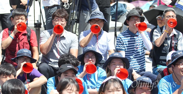 강제징용노동자상 건립, 일본군 위안부 합의 파기, 한일군사정보보호협정 폐기 촉구 결의대회가 15일 낮 동구 초량동 일본영사관 인근에서 열렸다. 500여 명의 집회 참가자들은 집회를 마친 뒤에는 일본영사관 주변을 행진했다.