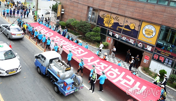 강제징용노동자상 건립, 일본군 위안부 합의 파기, 한일군사정보보호협정 폐기 촉구 결의대회가 15일 낮 동구 초량동 일본영사관 인근에서 열렸다. 500여 명의 집회 참가자들은 집회를 마친 뒤에는 일본영사관 주변을 행진했다.