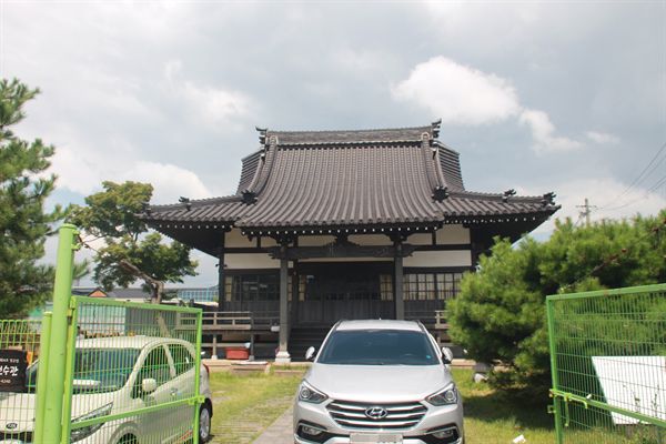 주위 공사관계로 어수선한 경주 구 서경사 건물 모습,