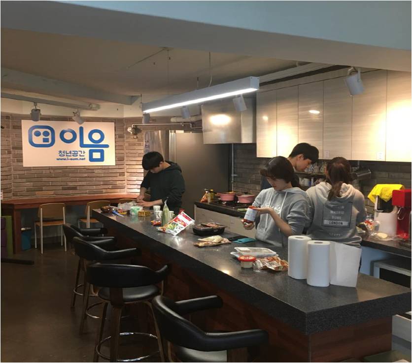 2017년 서울대학교 식품영양학과 '식생활문화' 수업의 프로젝트의 자율주제로 한 모둠은 마을부엌을 연구했다. 당시 수강생들이 마을부엌을 직접 경험하기 위해 마을부엌에서 함께 조리하고 있는 모습.