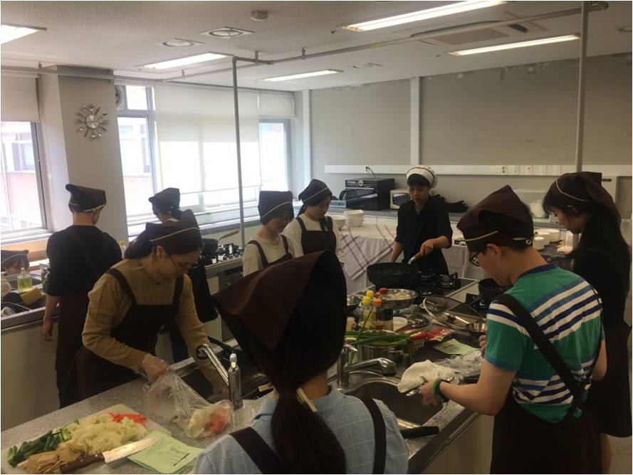 2018년 5월, 서울대학교 교양 수업 ‘녹색 생활과 소비‘의 조리 실습 모습. 수강생들은 이날 영화 <리틀 포레스트>에서 주인공이 요리한 음식들을 직접 만들어 함께 먹어 보았다.