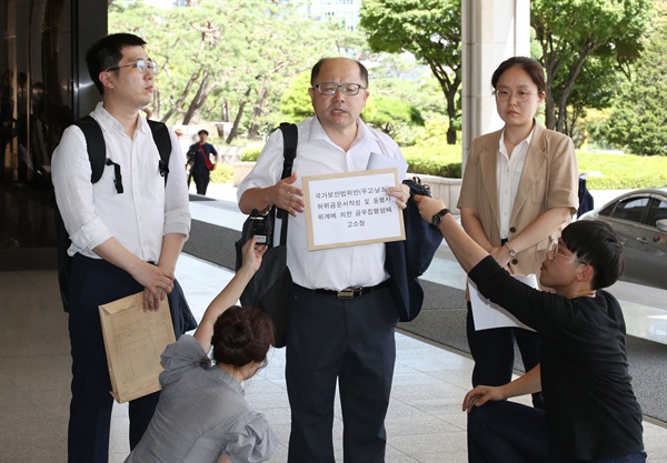  법무법인 상록 허정택(왼쪽부터),장경욱, 신윤경 변호사가 16일 오후 서울 중앙지검에서 서울지방경찰청 보안수사대가 운동권 출신 대북사업가 김모씨에 대한 구속영장에 엉뚱한 증거를 제출, 구속했다며 고소장 접수 기자회견을 하고 있다. 2018.8.16