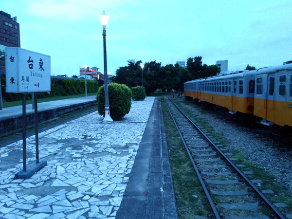 운행을 멈춘 낡은 기차와 플랫폼, 팻말이 을씨년스럽지만, 주말 저녁이면 세련된 축제의 장으로 변모한다.