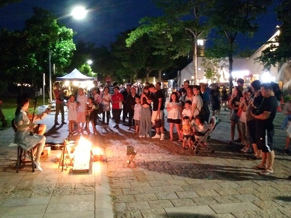 티에화춘의 길거리 공연 어둠이 내리면, 타이둥의 옛 기차역 주변 곳곳에선 다양한 공연이 펼쳐진다. 우리로 치면 군 단위의 작은 도시인데, 예술의 향기 가득한 밤 풍경이 조금은 부러웠다.