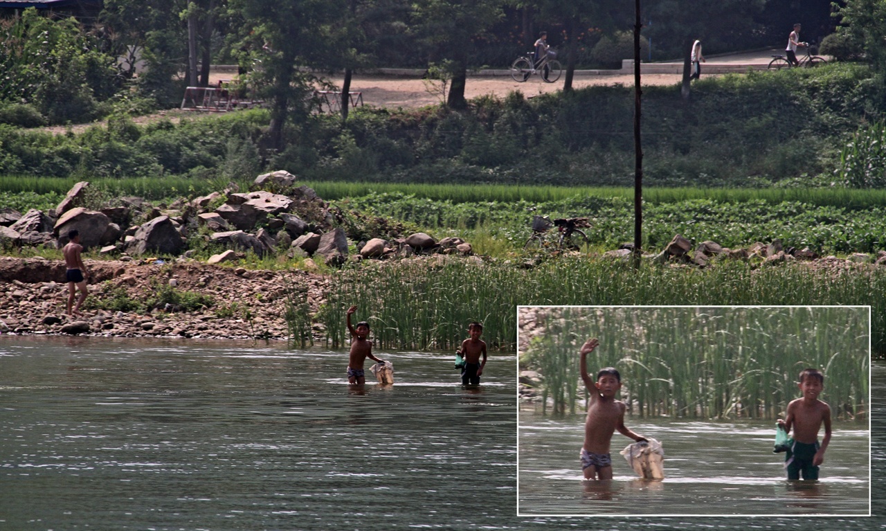 형 누나들 안녕 2018년 7월말 압록강에서 물고기를 잡고 있는 북한의 아이들. 유람선을 타고 북한 국경 쪽으로 접근하는 충남교육청 인문학 기행단 학생들에게 손을 흔들며 인사를 하고 있다.