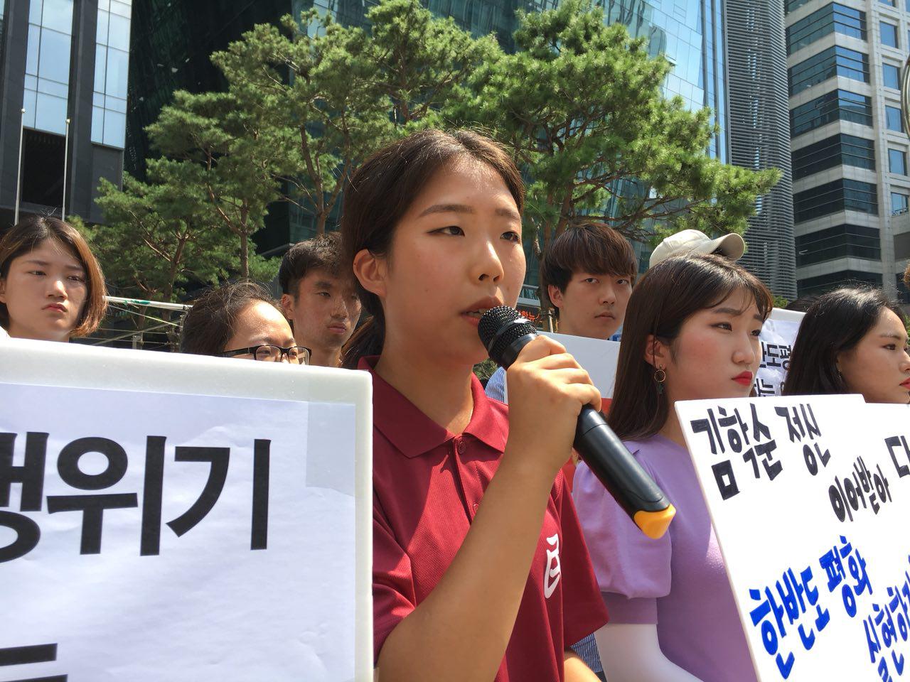 이소영 민중민주당학생위원회위원장대리가 발언하고 있다.