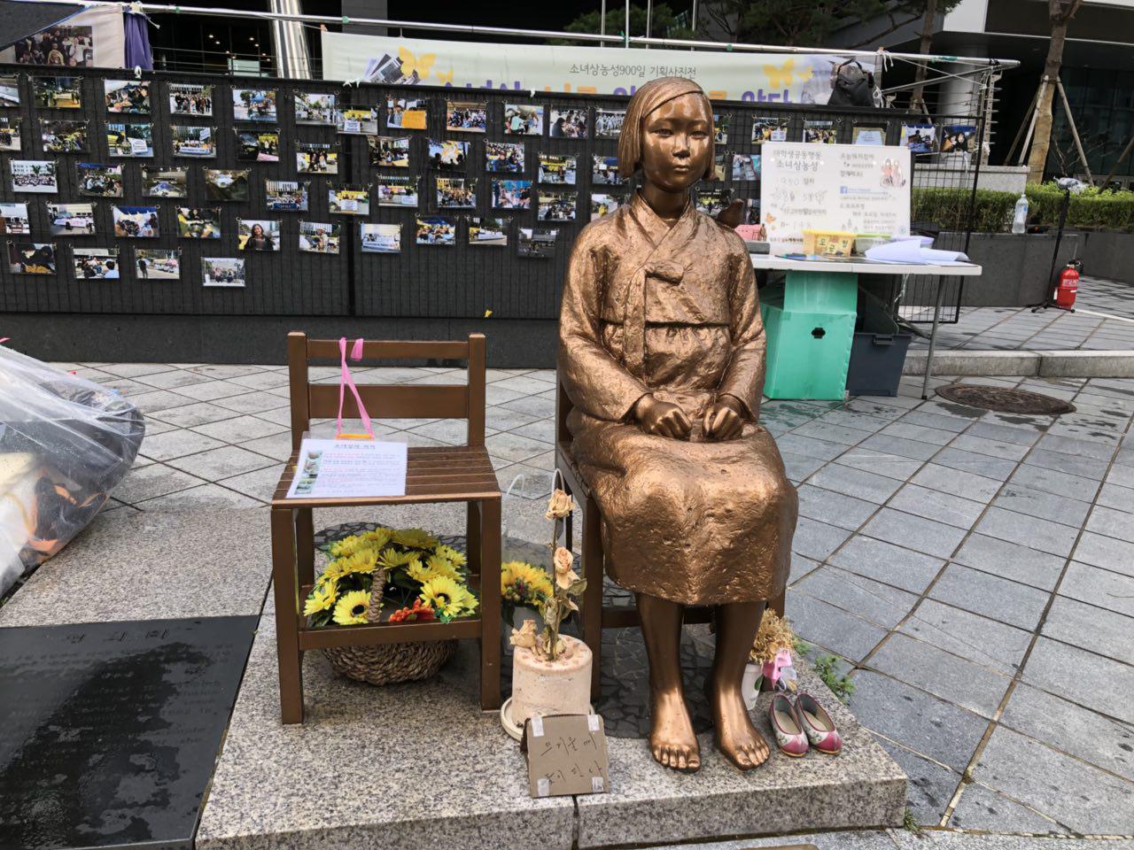 소녀상농성대학생공동행동 '매국적한일합의 폐기! 일본군성노예제문제해결!' 기자회견 (구)일본대사관 맞은편 평화의 소녀상이 놓여져 있다. 