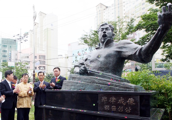 광주 남구 양림동 휴먼시아 아파트 입구 정율성로(路)에 광주 출신의 중국 혁명 음악가 정율성 선생의 흉상이 조성됐다. 2009년 7월 15일, 흉상 조성을 축하하는 제막식이 열렸다. 