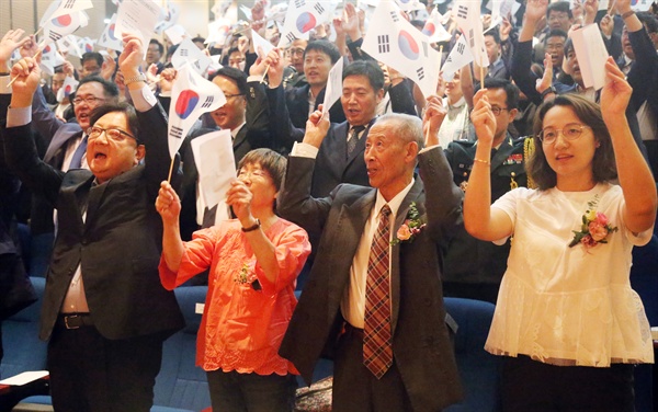 제73주년 광복절을 맞아 15일 중국 베이징 주중 한국대사관에서 열린 광복절 경축식에서 애국지사 김산의 아들 고영광 선생(오른쪽에서 두번째)과 정율성 선생의 딸 정소제(왼쪽 두번째) 여사가 만세를 부르고 있다.

