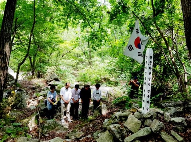 약사 계곡을 찾은 장호권 선생과 집행위 약사 계곡을 찾아 추모하고 있는 장준하100년위원회 회원들