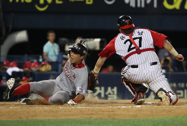  지난 5일 오후 서울 잠실야구장에서 열린 프로야구 SK 대 LG 경기. 9회초 2사 만루 강승호의 적시타 때 3루까지 진루했던 1루주자 SK 박승욱이 유격수 실책으로 홈인하고 있다. 