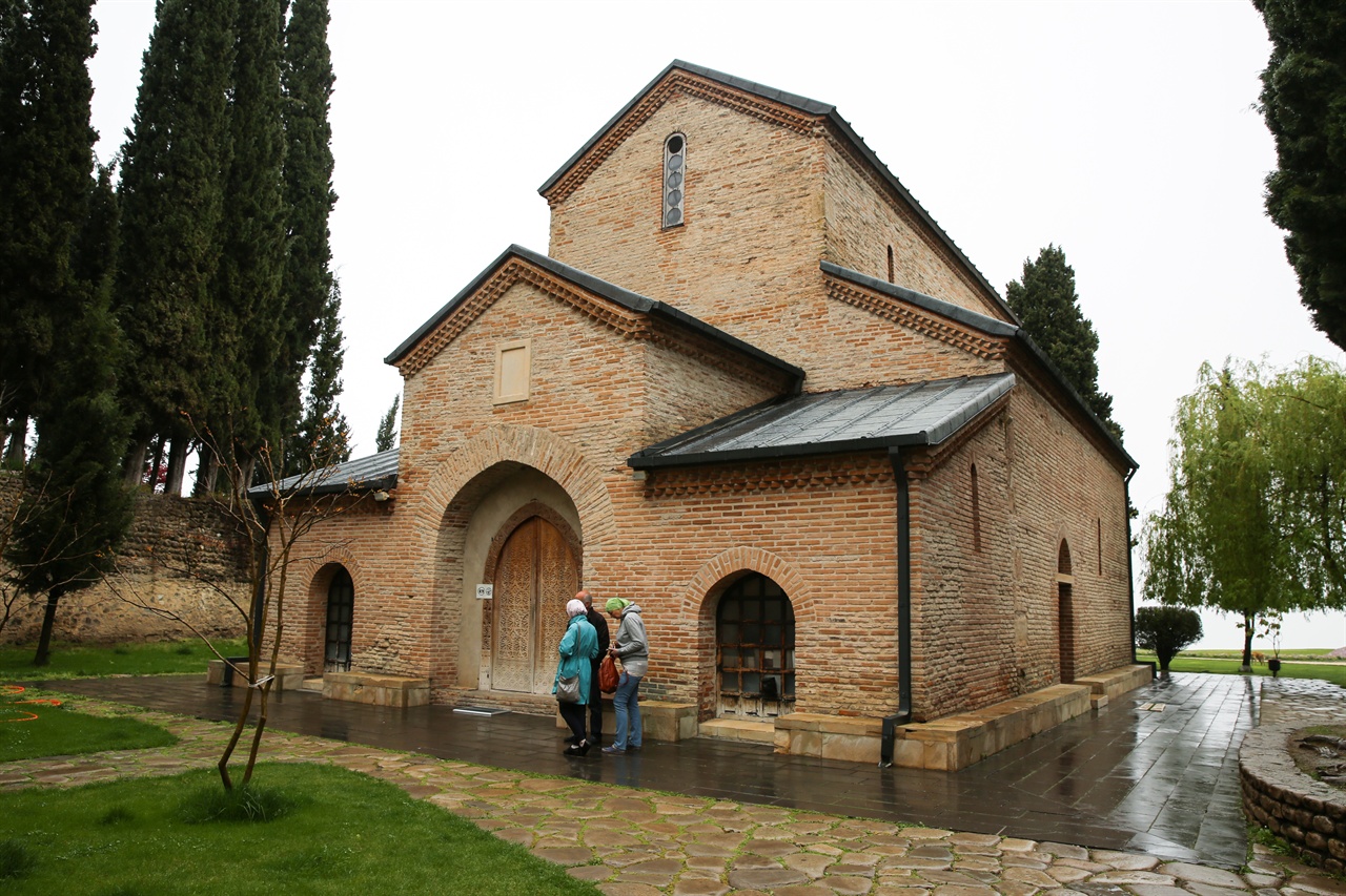 니노의 무덤 위에 세워진 게오르기 성당, 19세기에 복원되었다. 