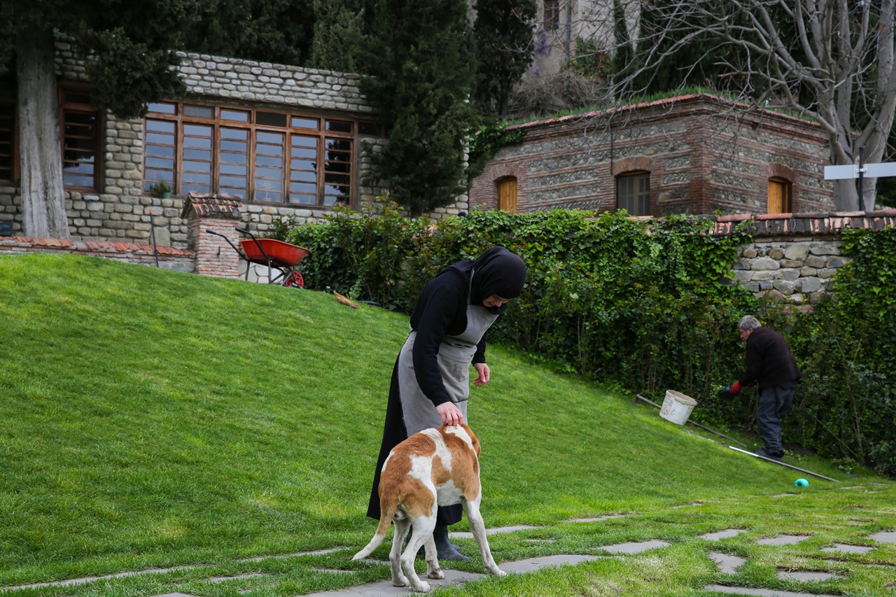 보드베 수도원의  수녀님들은 물을 주고, 풀을 뽑고, 꽃밭을 가꾸느라 무척이나 분주하다. 