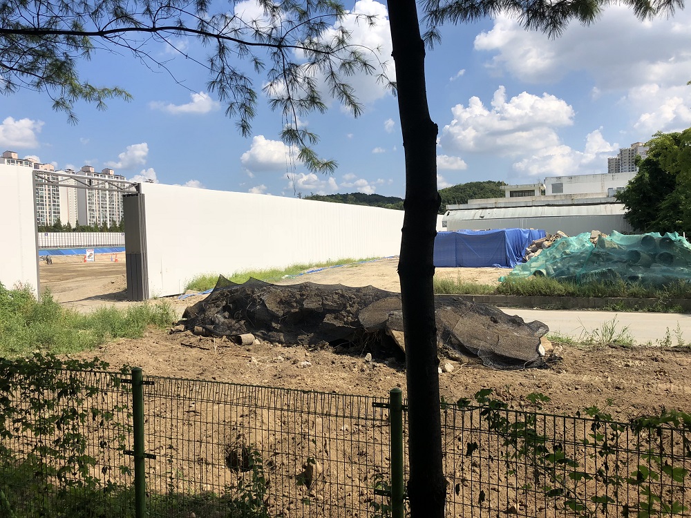 수원 송림초등학교 건너편에 대유평지구 공사장에서 발생한 폐기물이 쌓여있다.