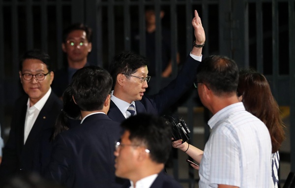 '드루킹' 여론조작 지시 혐의를 받는 김경수 경남도지사가 18일 새벽 영장이 기각되자 대기 중이던 서울구치소를 나서고 있다.