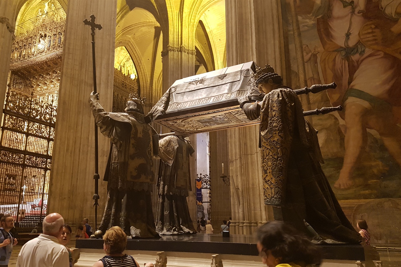 세비야 대성당에 있는 콜럼버스의 무덤, 스페인 옛 왕국인 레온, 카스티야, 나바라, 아라곤을 상징하는 국왕 4명이 관을 어깨에 메고 있습니다. 