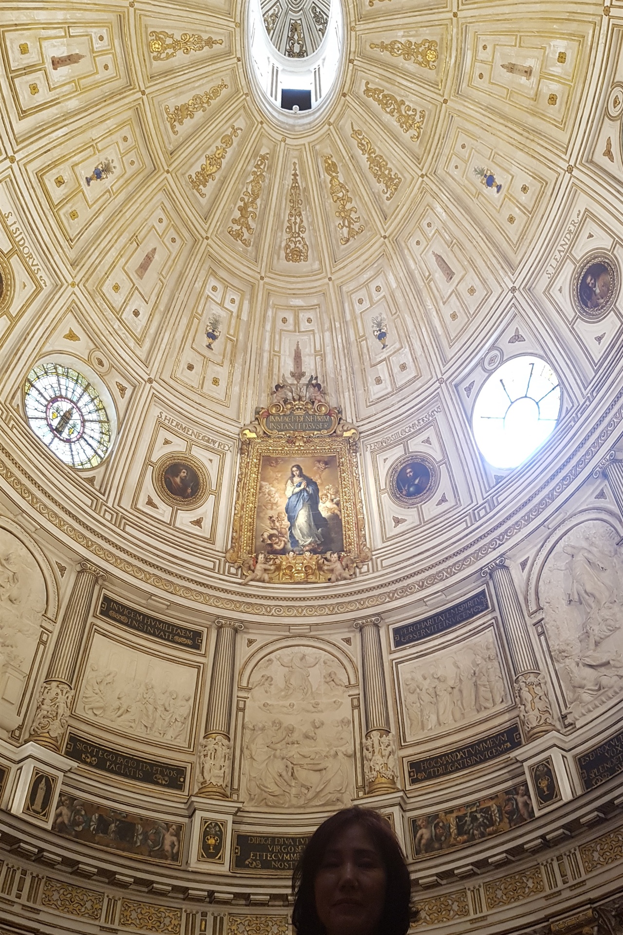 세비아 대성당의 천장. 유럽의 여느 고딕성당들보다 밝고 화려합니다.