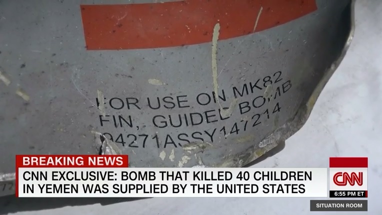 예멘 통학버스 폭격에 사용된 폭탄의 출처를 보도하는 미국 CNN 방송 갈무리.