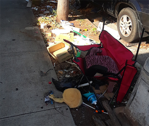 하와이 도심 거리 곳곳에서 거주하는 노숙인 문제가 심각한 수준에 이르렀다는 목소리가 나오고 있다. 사진은 호놀룰루 시 곳곳에서 발견되는 노숙인들이 사용하고 남은 쓰레기. 