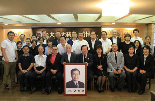 18일 오후 도쿄 한국YMCA에서 열린 김대중 전 대통령 9주기 추도식이 끝난 다음 추도객들이 기념촬영을 하고 있다.