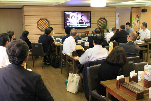 18일 오후 도쿄 한국YMCA에서 열린 김대중 전 대통령 9주기 추도식이 끝난 다음 추도객들이 그의 생전 영상을 시청하고 있다.