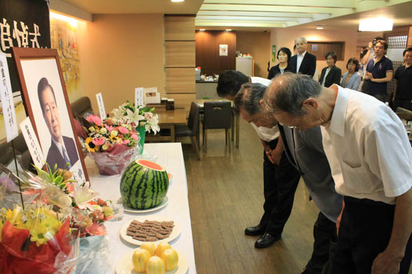 18일 오후 도쿄 한국YMCA에서 열린 김대중 전 대통령 9주기 추도식에서 묵념하고 있다.