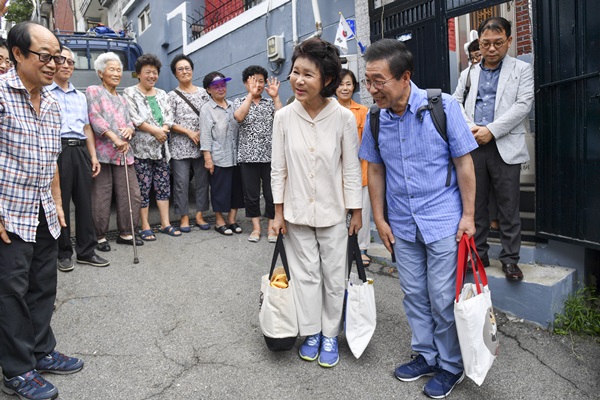 19일 박원순 서울시장 부부가 주민들과 인사를 나누며 삼양동을 떠나고 있다.