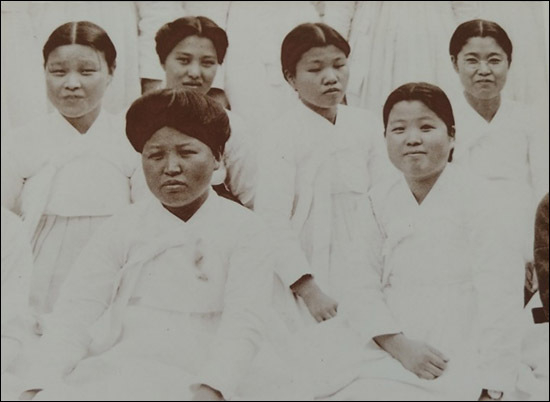 차인재 지사의 이화학당 시절 모습(앞줄 왼쪽)