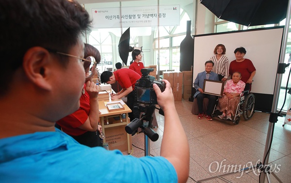 제21차 이산가족 상봉행사를 하루 앞둔 19일 오후 강원도 속초 한화리조트에서 KT 직원들이 남측 상봉자들의 가족사진을 찍어 무료로 기념액자를 선물하고 있다.