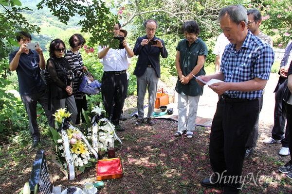 8월 19일 경남 산청군 차황면 철수리 산에 있는 고 박노정 시인의 '수목장'에서 '시비' 제막 행사에서 김장하 남성문화재단 이사장이 추도사를 하고 있다.