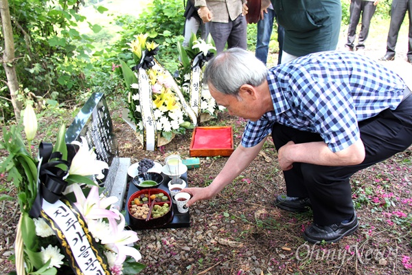  8월 19일 경남 산청군 차황면 철수리 산에 있는 고 박노정 시인의 '수목장'에서 '시비' 제막 행사에서 김장하 남성문화재단 이사장이 술을 따르고 있다.